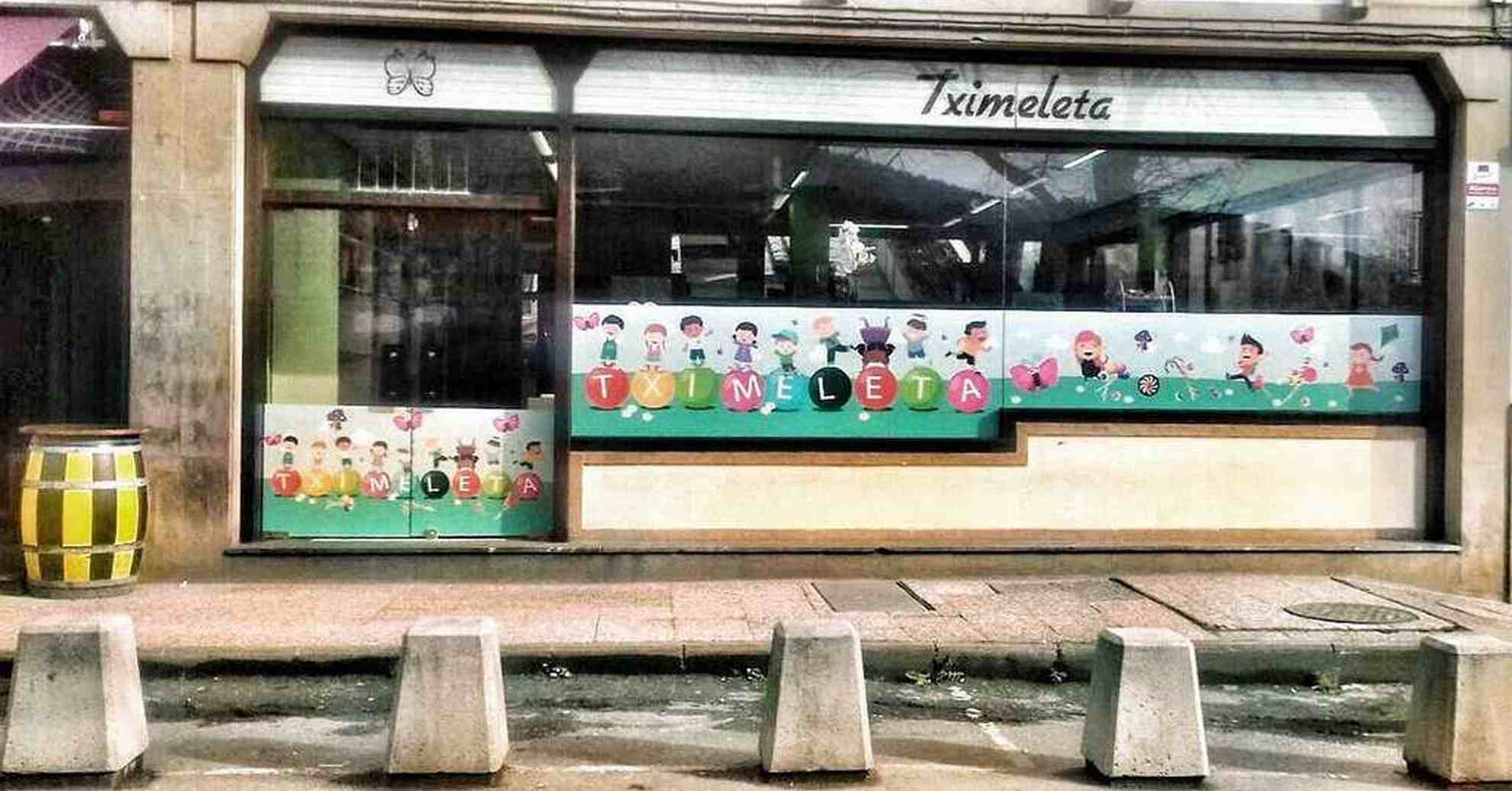 Rotulación tienda de txutxes en Elorrio Bilbao Bizkaia con vinilos para los cristales