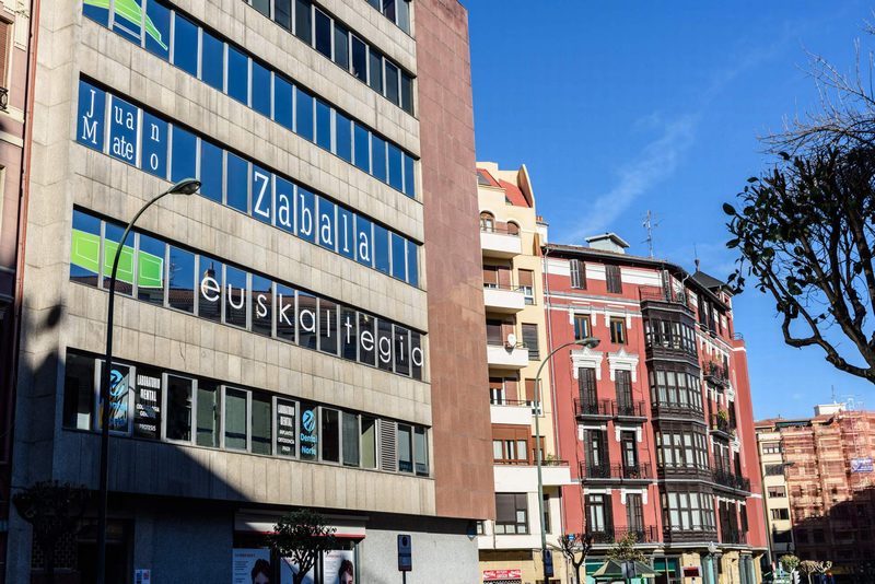 Rotulación de ventanas de edificio en el centro de Bilbao