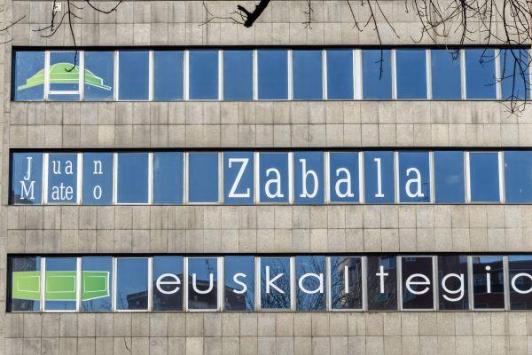 rotulación de ventanas de edificio con vinilo vitoria gasteiz