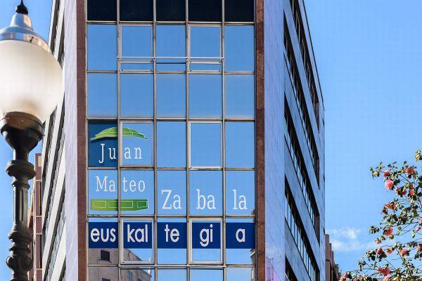 rotulación de ventanas de edificio con vinilo santander