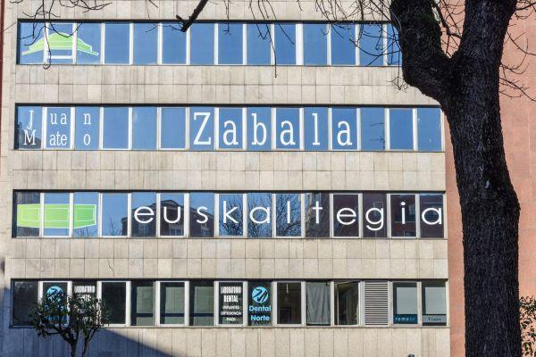 rotulación de ventanas de edificio con vinilo