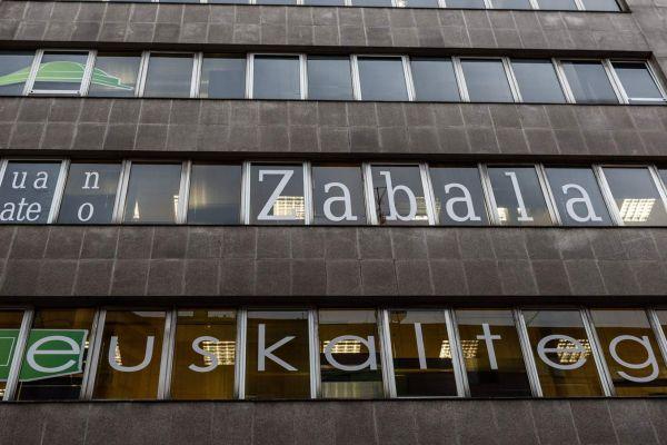 rotulación de ventanas de edificio con vinilo san sebastian donosti