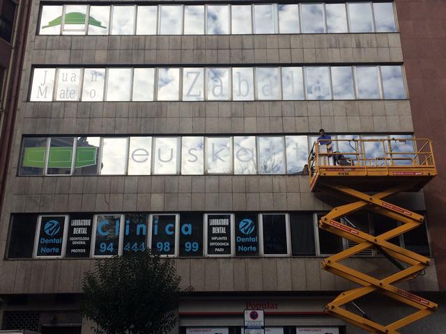 Instalación de rótulo económico en fachada de edificio en Bilbao