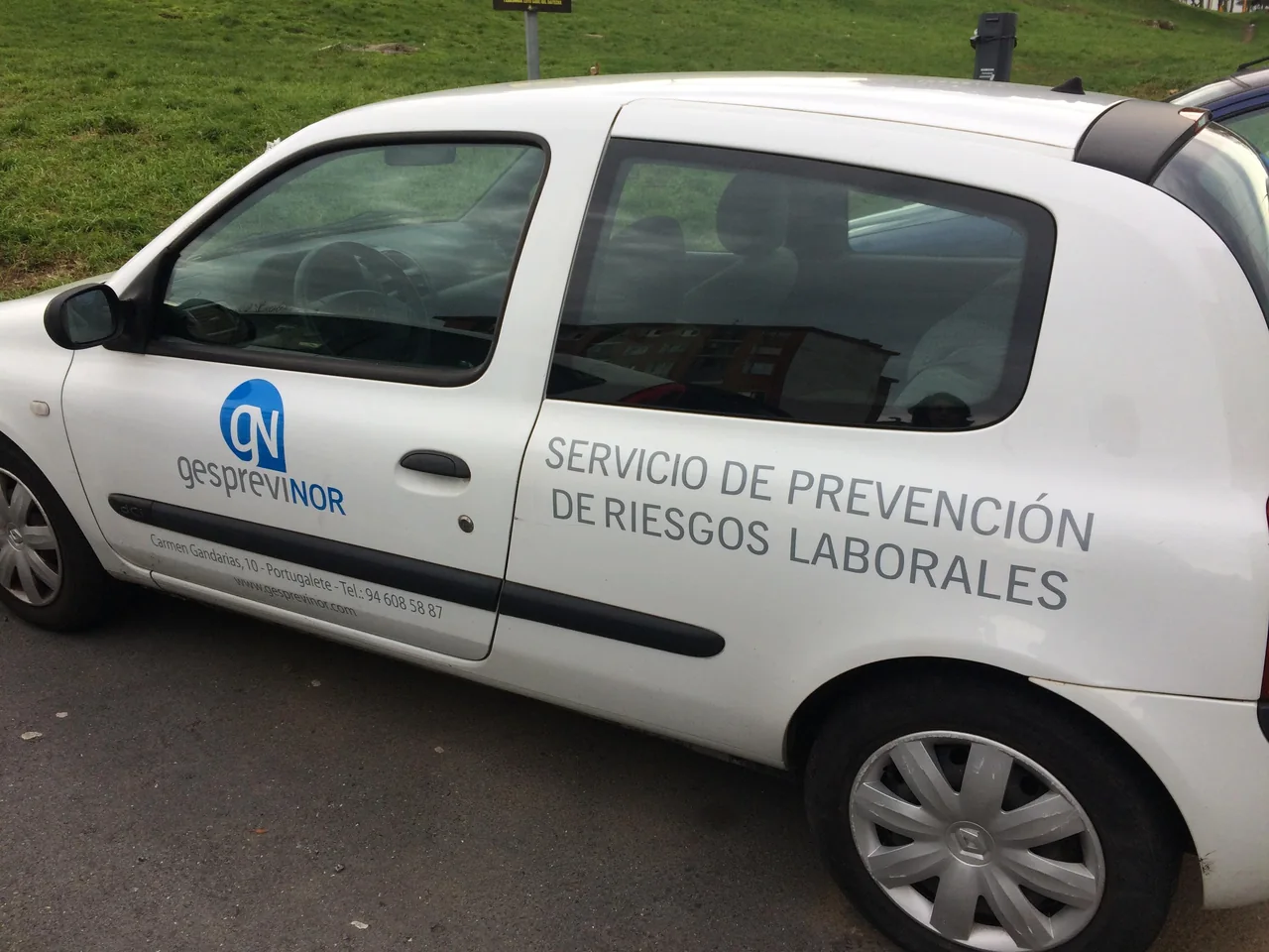 Furgoneta de empresa con rotulación corporativa en puertas y carrocería
