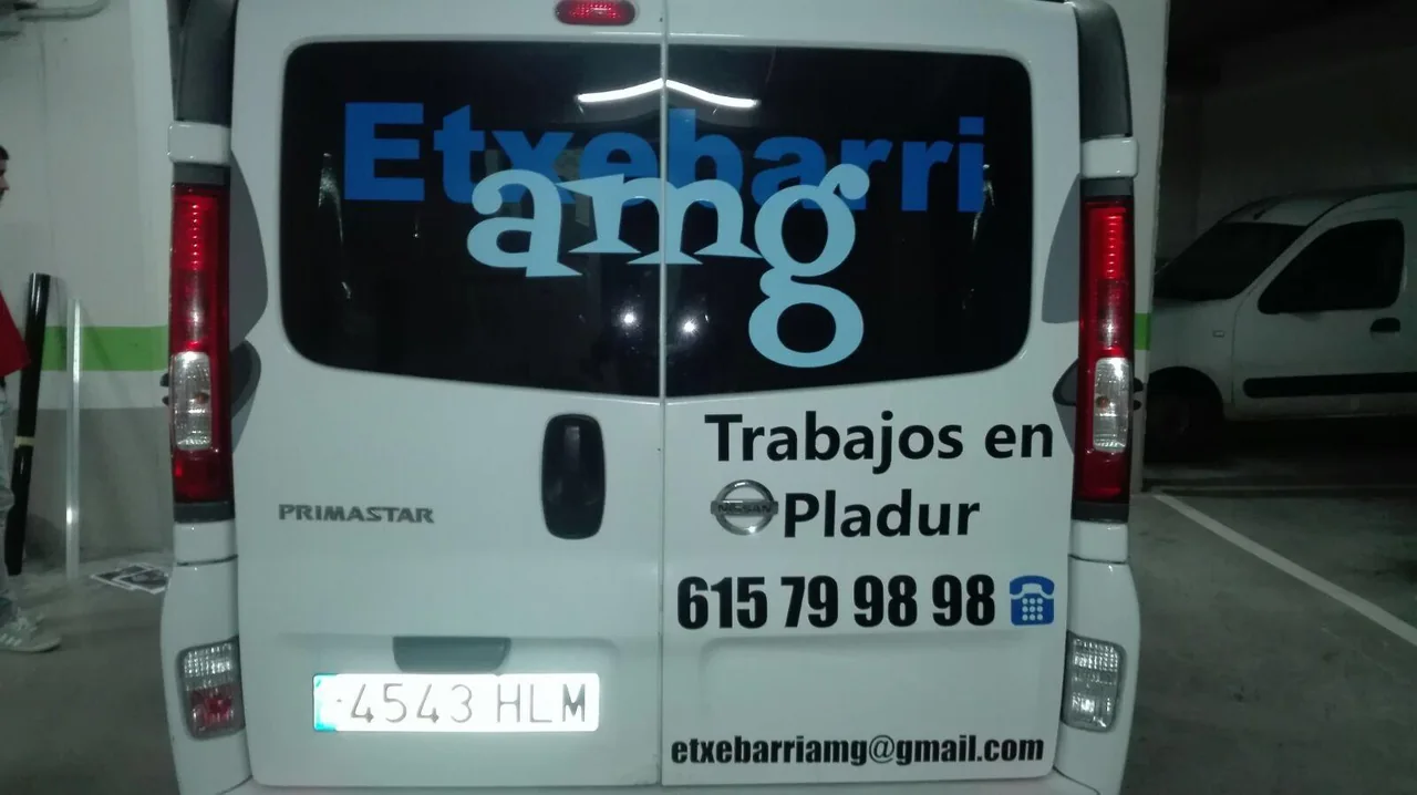 Rotulación de las puertas traseras de una furgoneta de Etxebarri